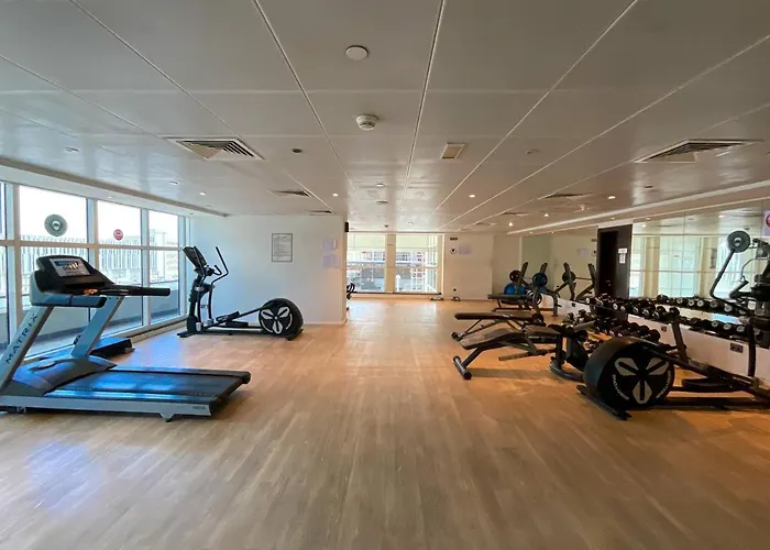 Higuests - Modern Studio With Incredible City Skyline View